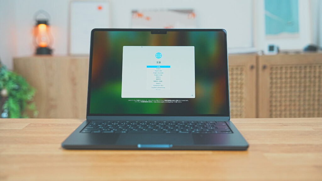 MacBook Air M3の外観と薄さがわかる開封写真