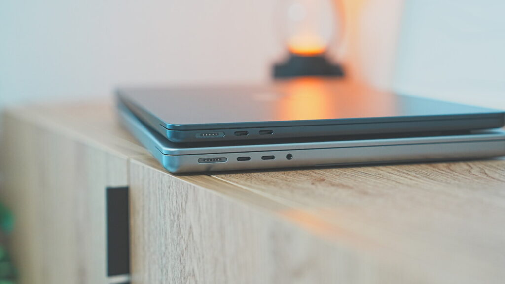 MacBook Air M3とMacBook Proの厚み比較