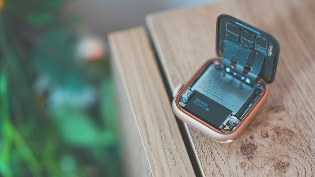 Apple Watch SEの画面が外れた状態。接着部分が剥がれて浮いている様子。