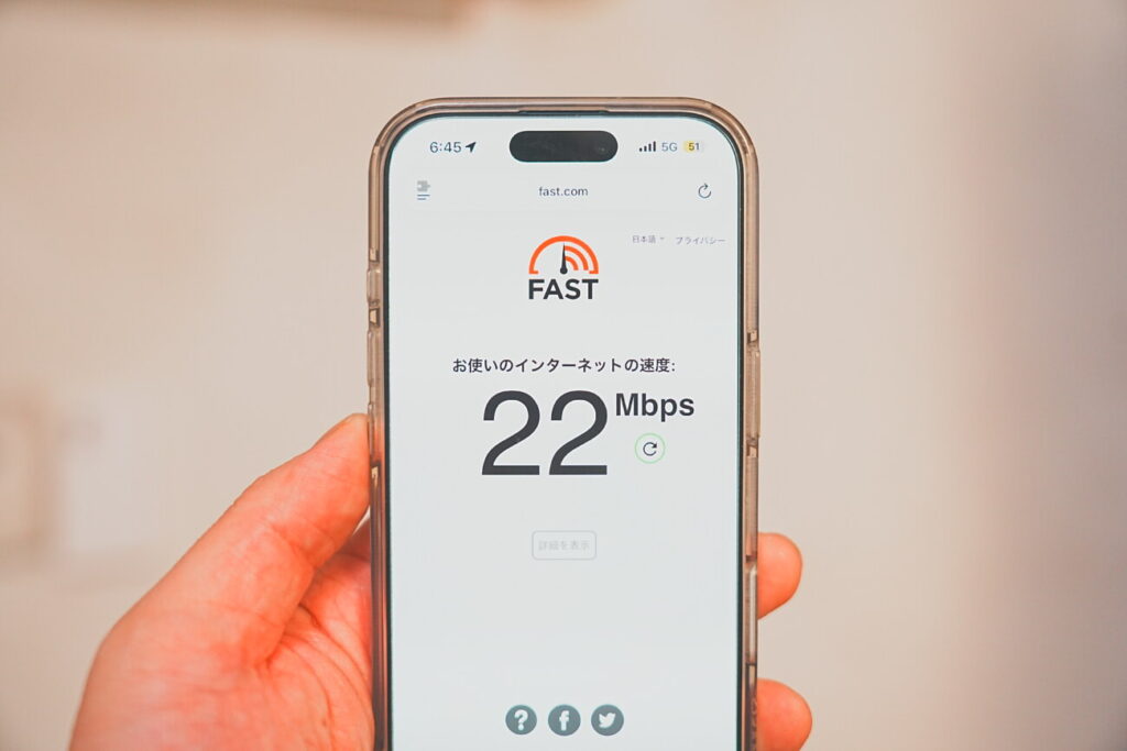 スマホでYouTubeを視聴・速度計測している様子