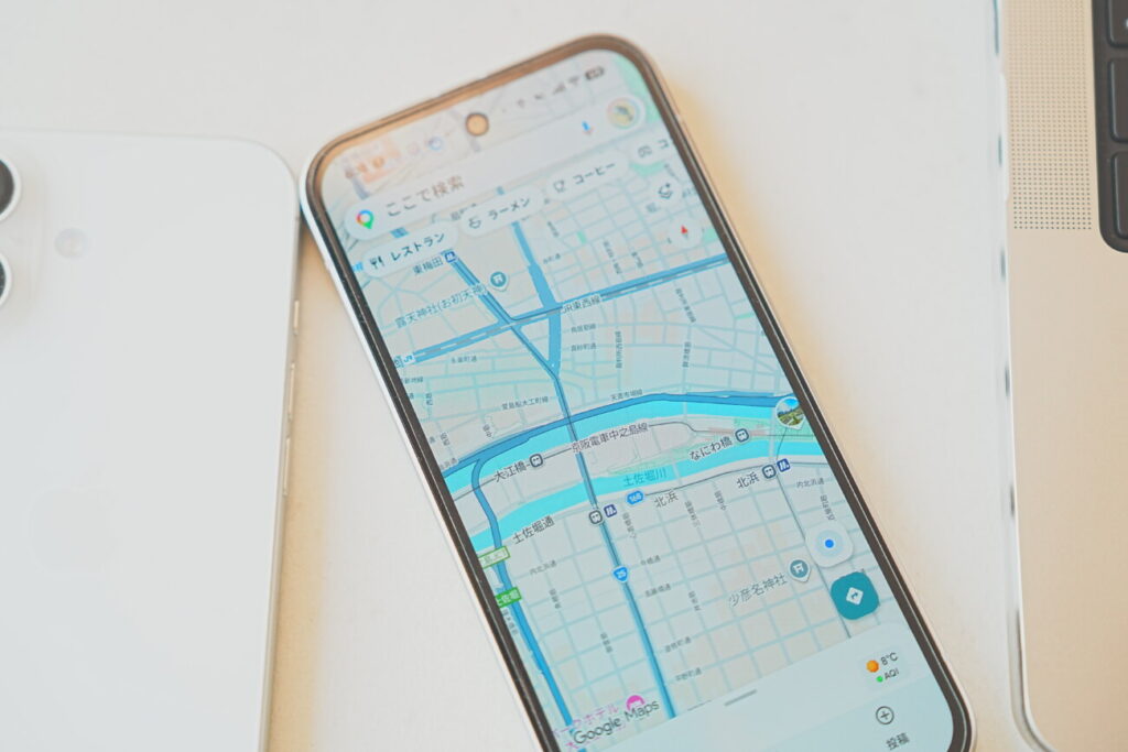 旅行先で回線を切り替えながらGoogleマップを使うイメージ