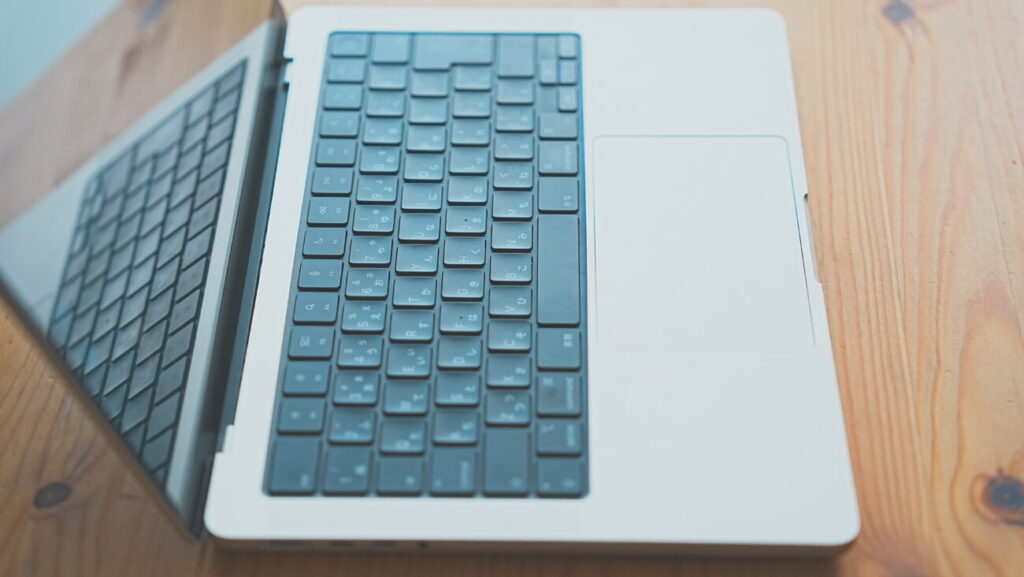 Apple整備済製品で購入したMacBook Pro 14インチ M4 Maxを開いた状態