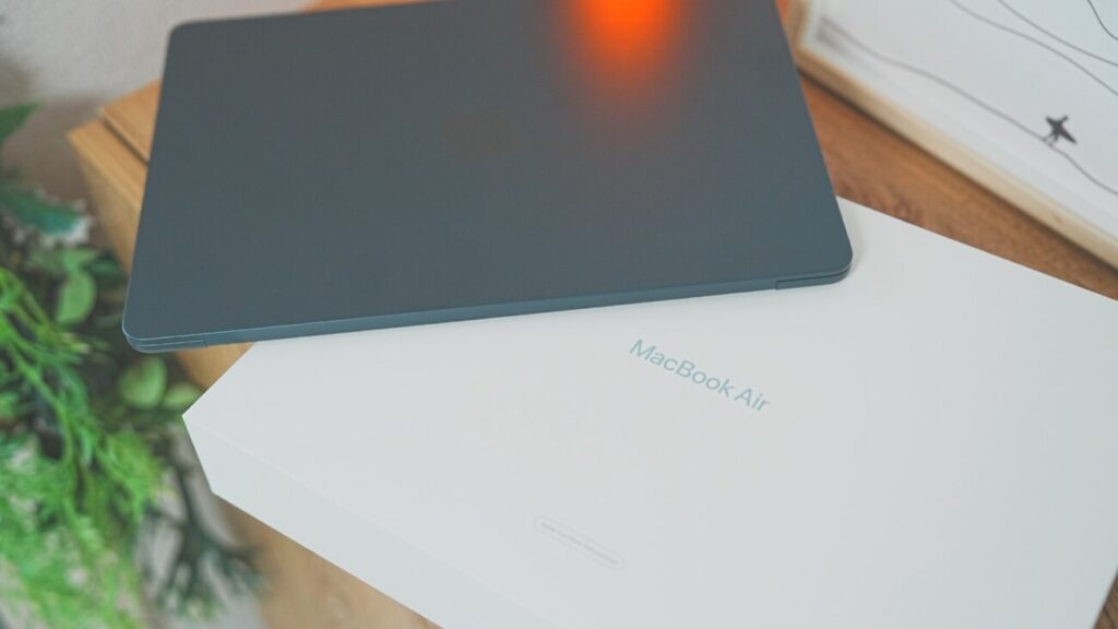 Apple整備済製品の白い箱とMacBook本体
