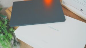 Apple整備済製品の白い箱とMacBook本体