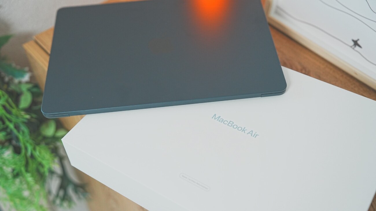 Apple整備済製品の白い箱とMacBook本体