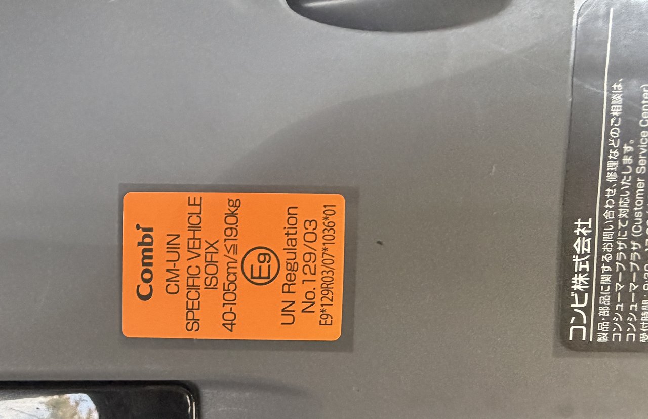 本体のラベル。Combi CM-UIN・ISOFIX・身長40〜105cm・体重19.0kgまで・UN Regulation No.129/03